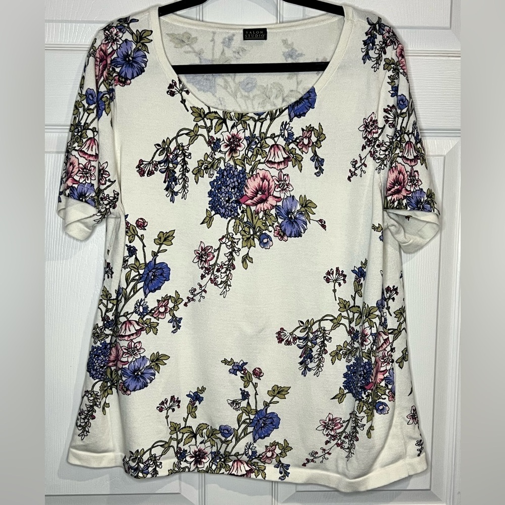Salon Studio Women’s Vintage Floral top - Size XL